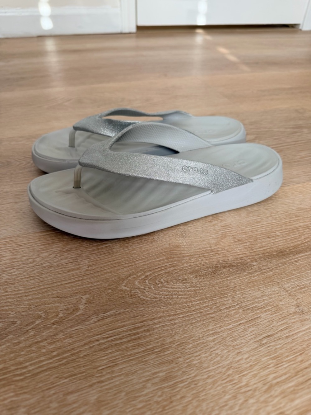 Crocs Getaway Glitter Flip Flops Women’s 9 Gray Platform Sandals - Picture 3 of 9